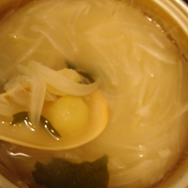 新じゃがと新玉葱とわかめのお味噌汁(白味噌椎茸だし